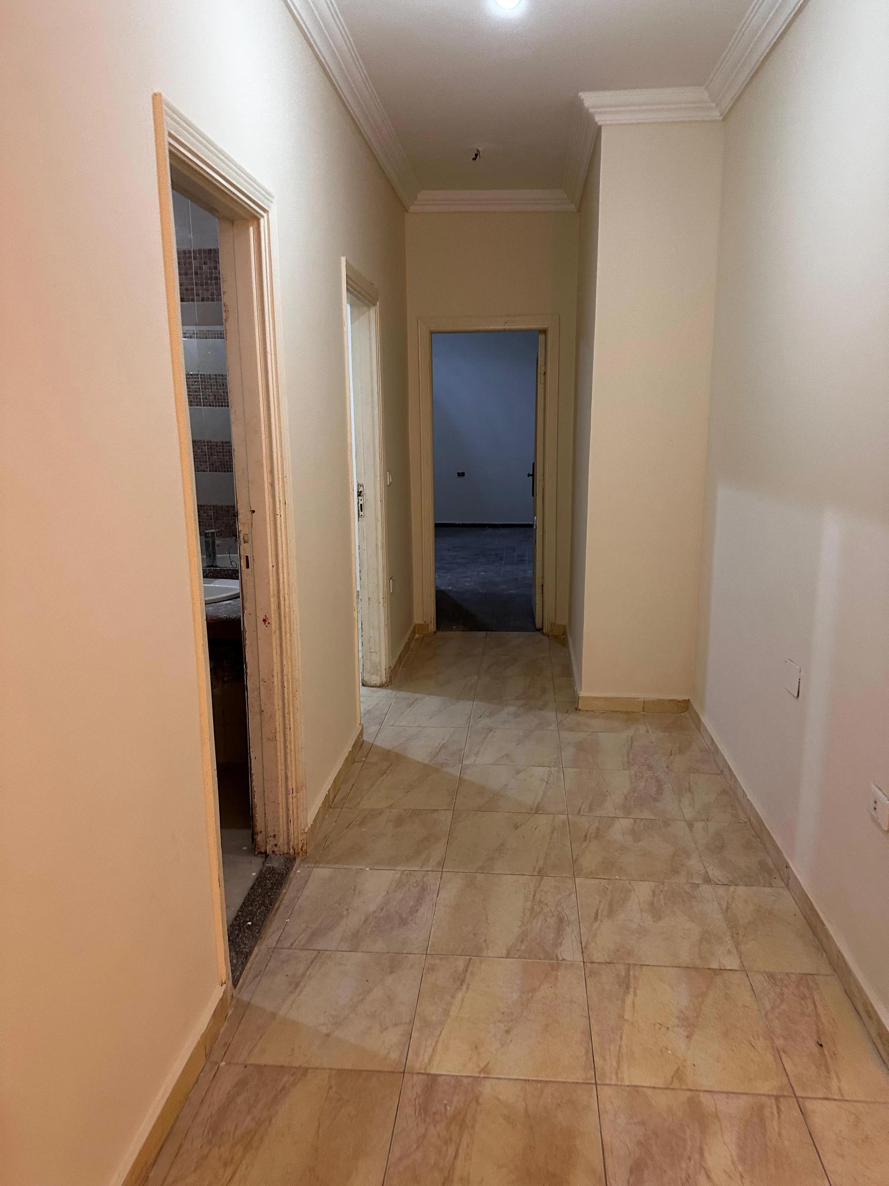 شقه للبيع في مدينه الشروق ارضي مرتفع بجنينه