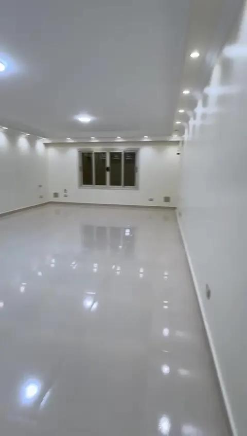 شقة للايجار 15 الف – شارع 50 بجوار محل لبن - زهراء المعادى