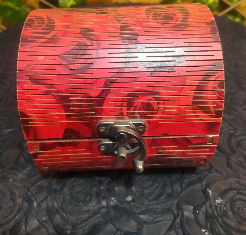 صندوق خشبى احمر في جاردن سيتي, القاهرة - 350 EGP