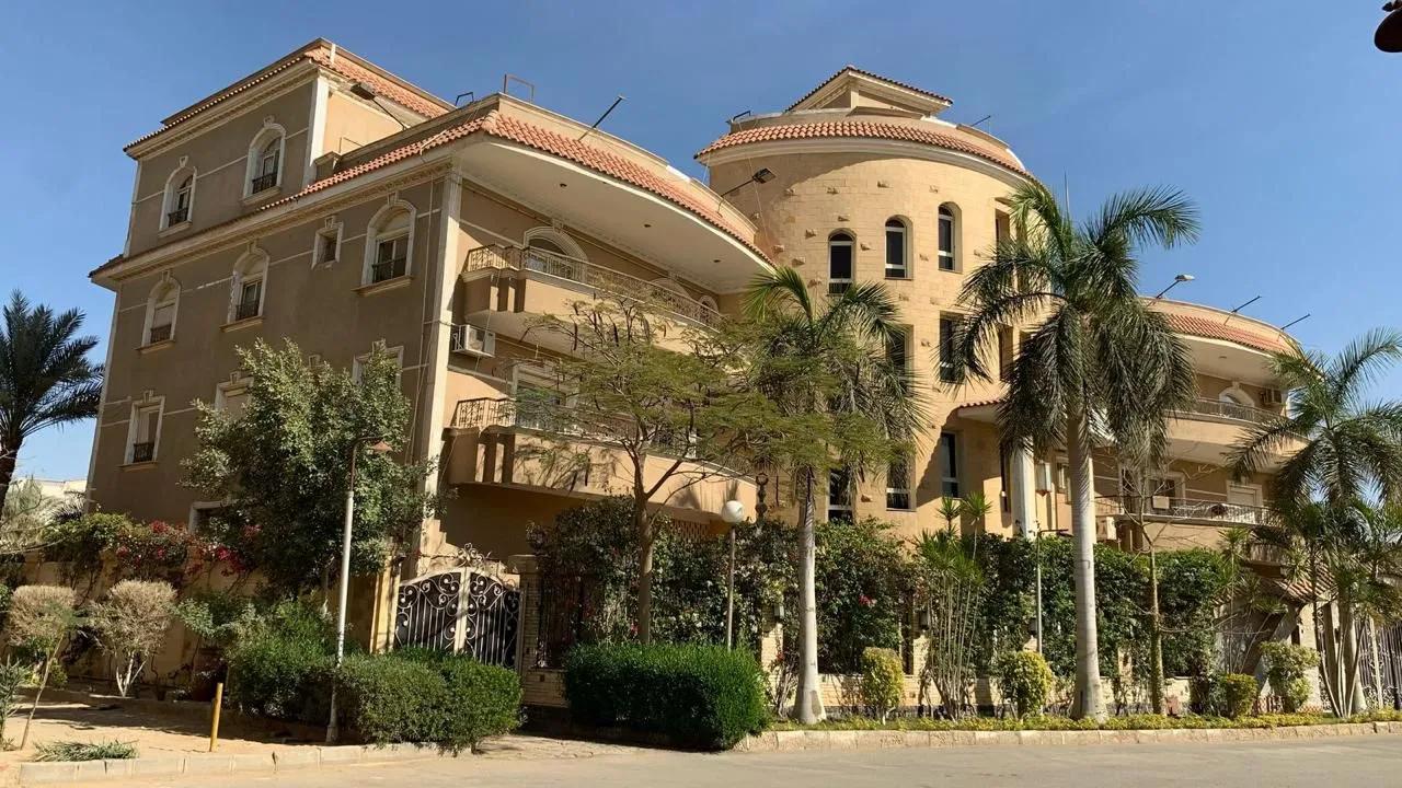 فيلا فخمه على مساحه ١٢٠٠ متر حدائق اكتوبر