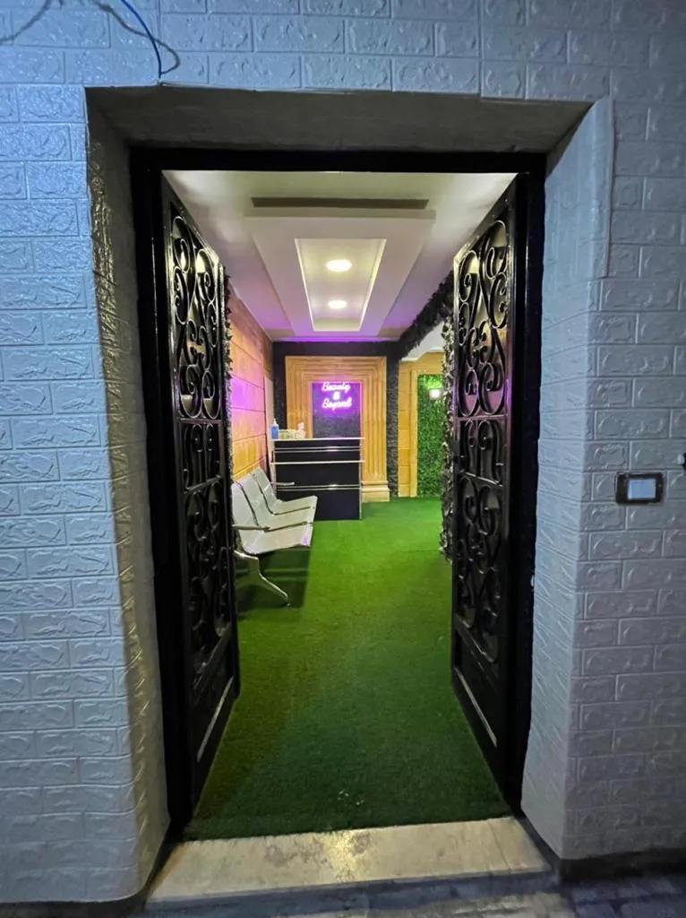 وحدة تجارية أرضي – 400م – تشطيب فاخر – خلف نادي الصيد