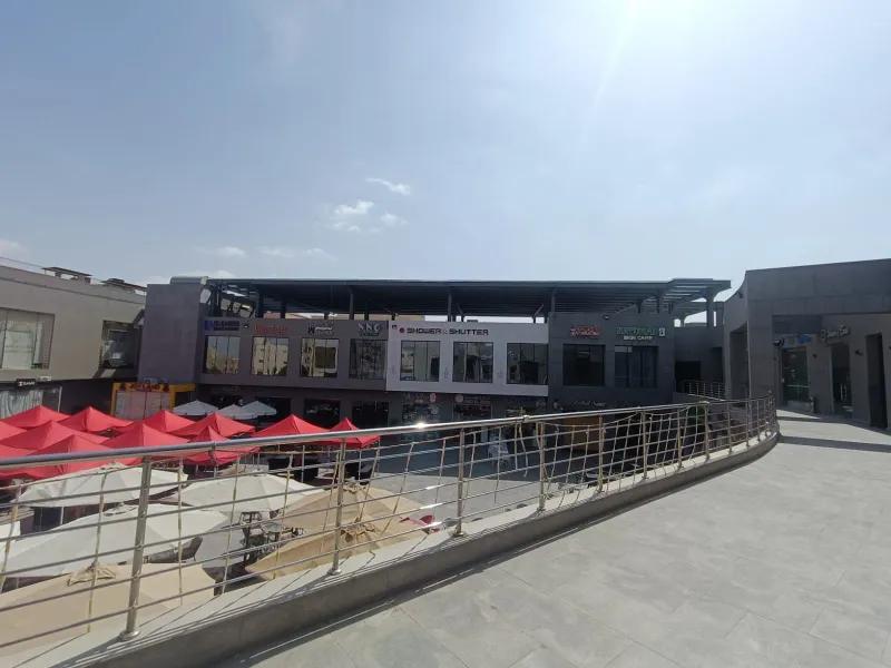 عيادة للبيع- استلام 4 اشهر -علي محور رئيسي - القاهرة الجديدة