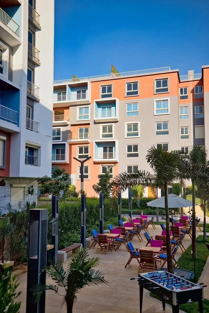 شقة متشطبة، بالفرش والاجهزه والمطبخ والتكييفات، واستلام فوري