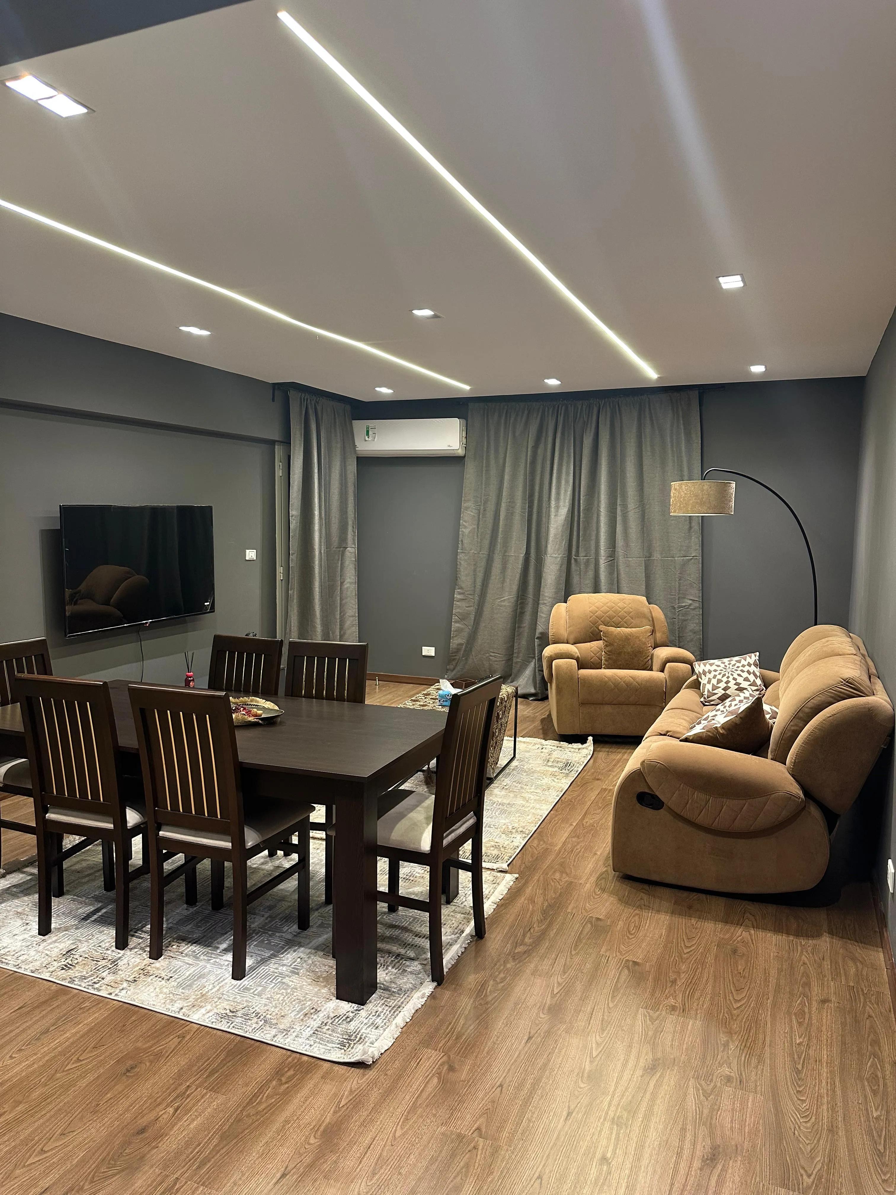 شقه فندقيه اول سكن 99م للايجار تشطيبات خاصه بجوار افينيو مول وكارفور