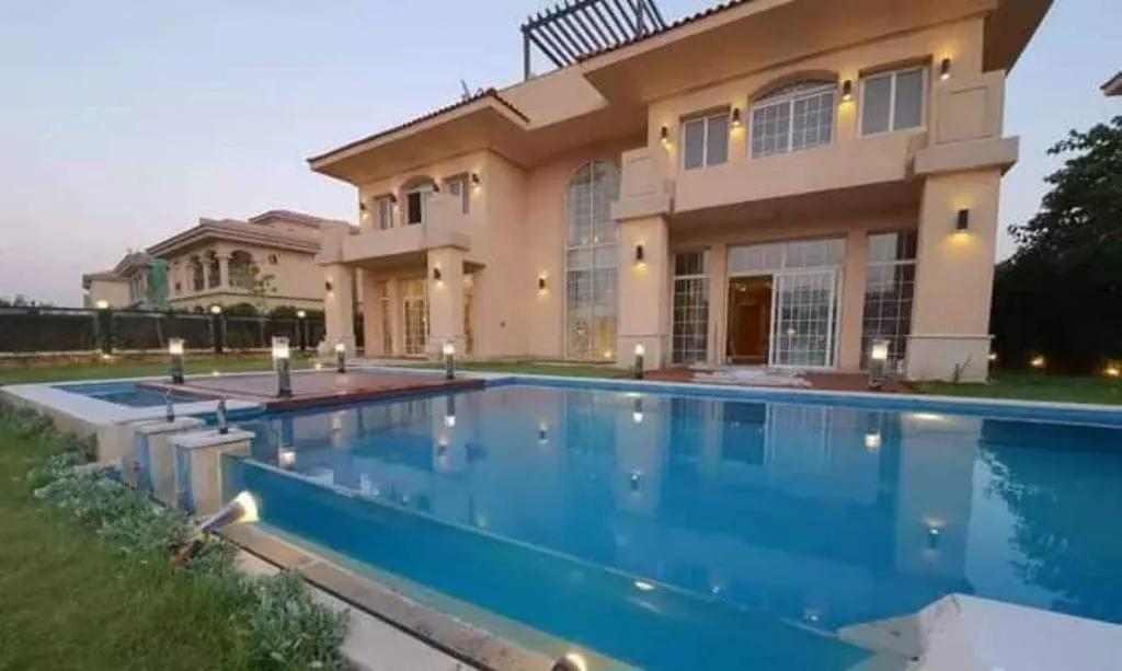 للبيع قصر في مدينتي فيو بحيرات و الجولف