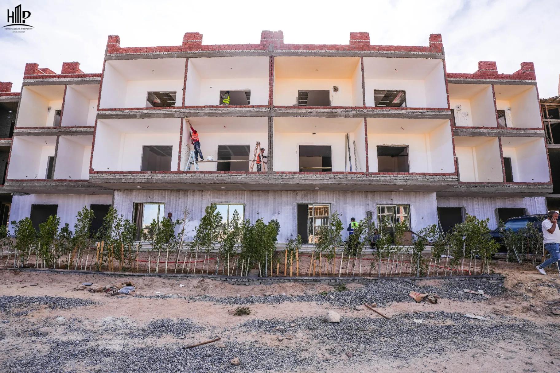 شقه فيو حمام سباحه على طريق القرى مقدم يبدأ من 20%