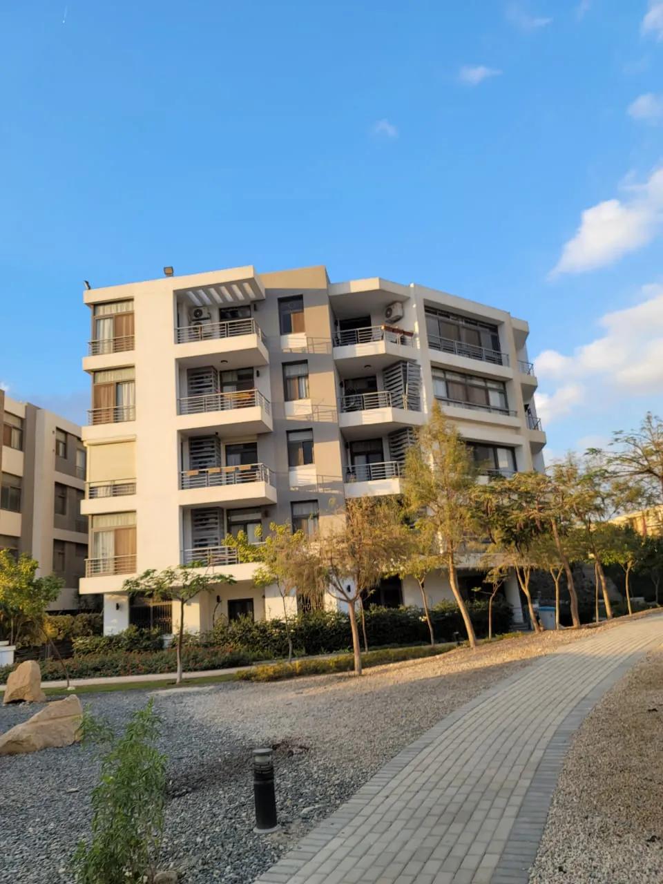 شقة بحديقة 115 م + جاردن 17 م في كمبوند تاج سيتي القاهرة الجديدة