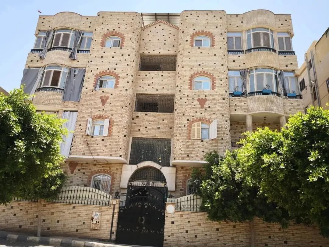 عماره للبيع في أكثر مكان حيوي بالحي الاول بمدينه العبور