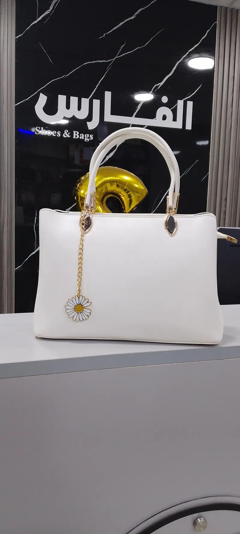 شنطة يد جلد طبيعي بميدالية للنساء في مدينة الإسماعيلية, الإسماعيلية - 850 EGP