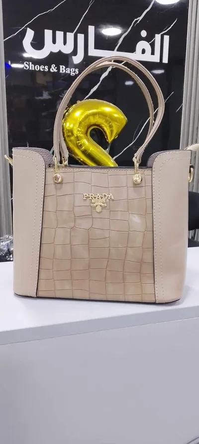 شنطة PRADA للنساء جلد ناعم كوركوديل في مدينة الإسماعيلية, الإسماعيلية - 650 EGP