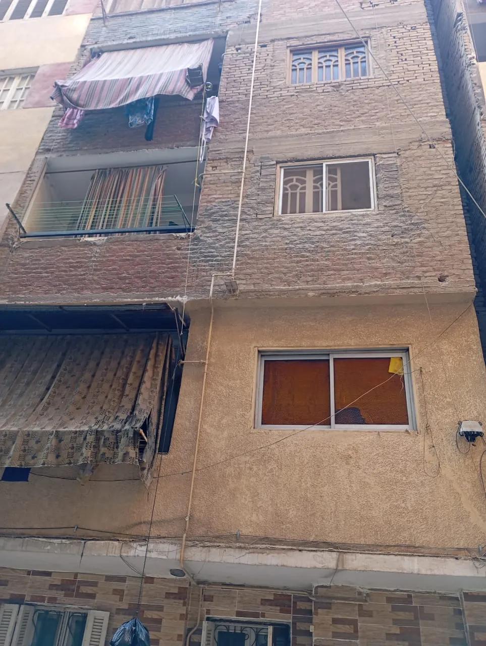 عقار مكون من خمس طوابق ١٠٠م بيه كل الخدمات كهربا غاز مياه كله عداد قد