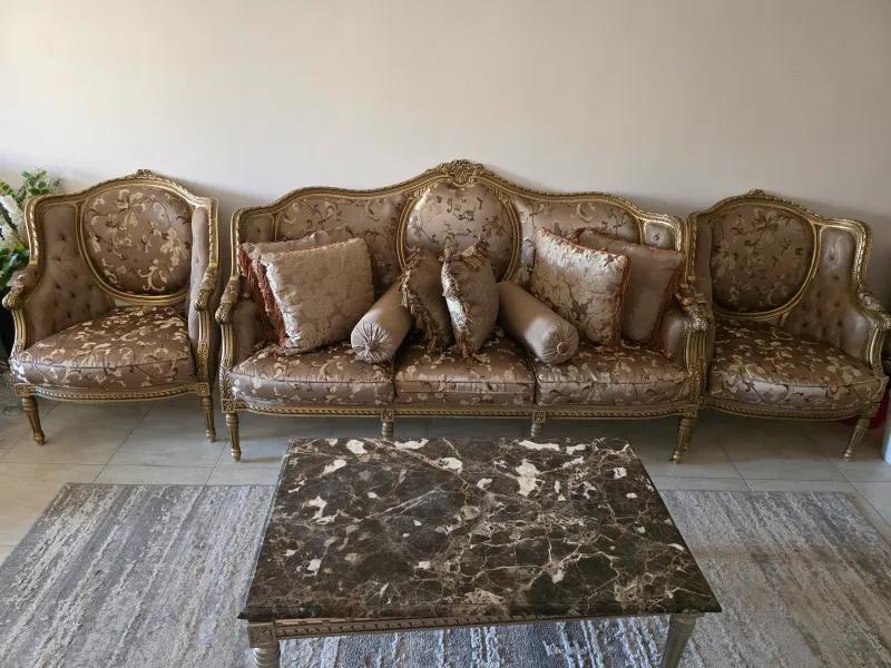 صالون كلاسيك من الخشب الزان عباره عن كنبه وكرسيين استخدام بس