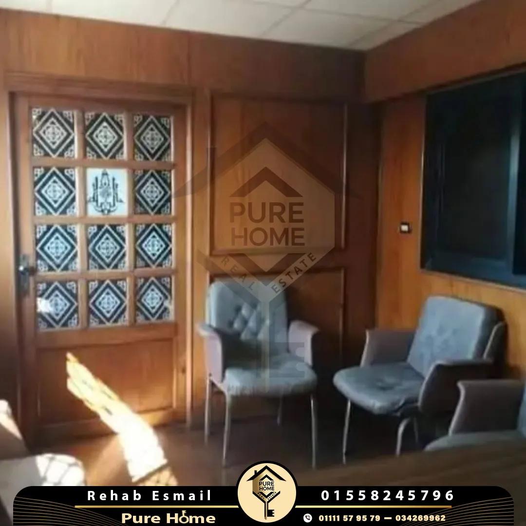 مـكـتـب لـلايـجـار فـي الـمـنـشـيـة