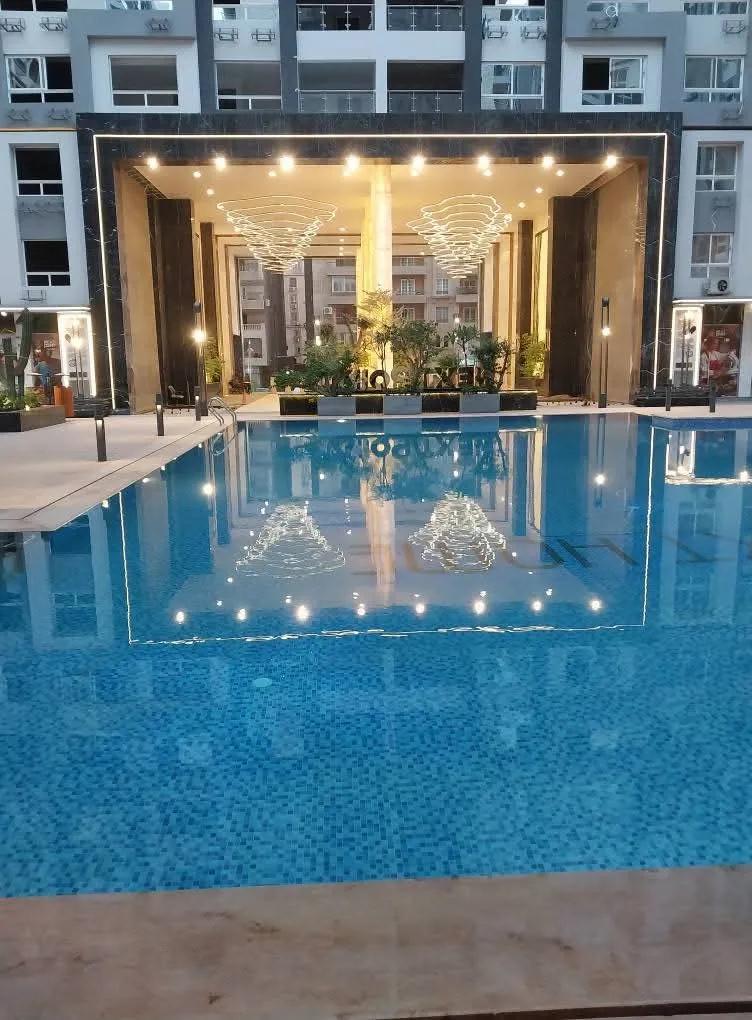 شقه للبيع مساحه كبيره في كمبوند نكست بوينت الهضبة الوسطى المقطم