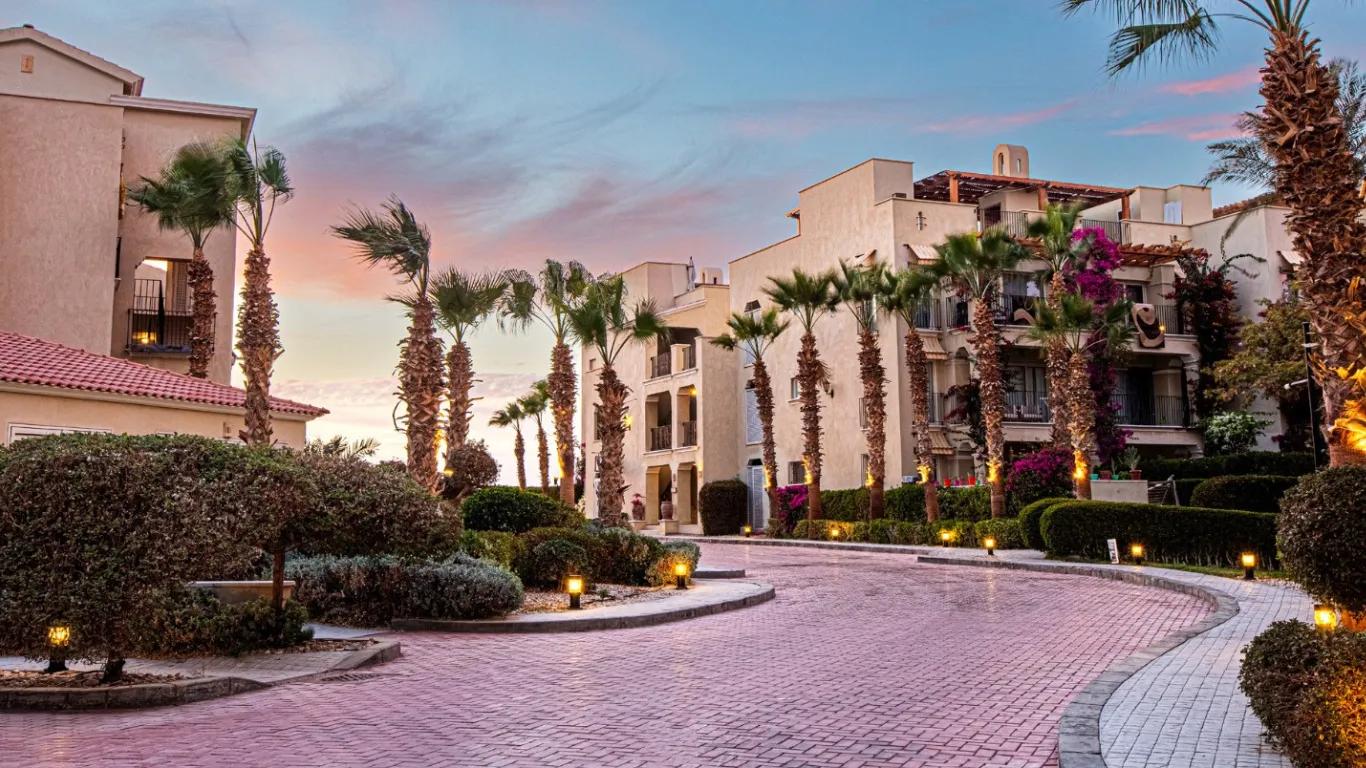 شقة غرفتين و صالة بحمام سباحة و حديقة خاصة فى سهل حشيش