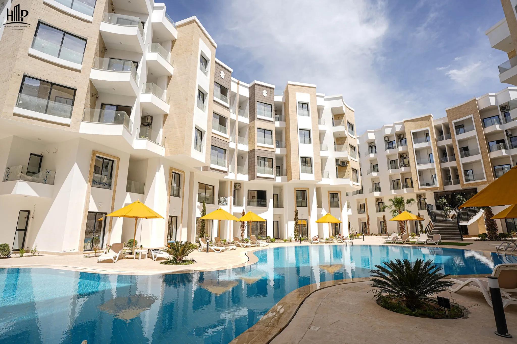 شقة غرفتين و صالة 84 متر تطل على حمام السباحة