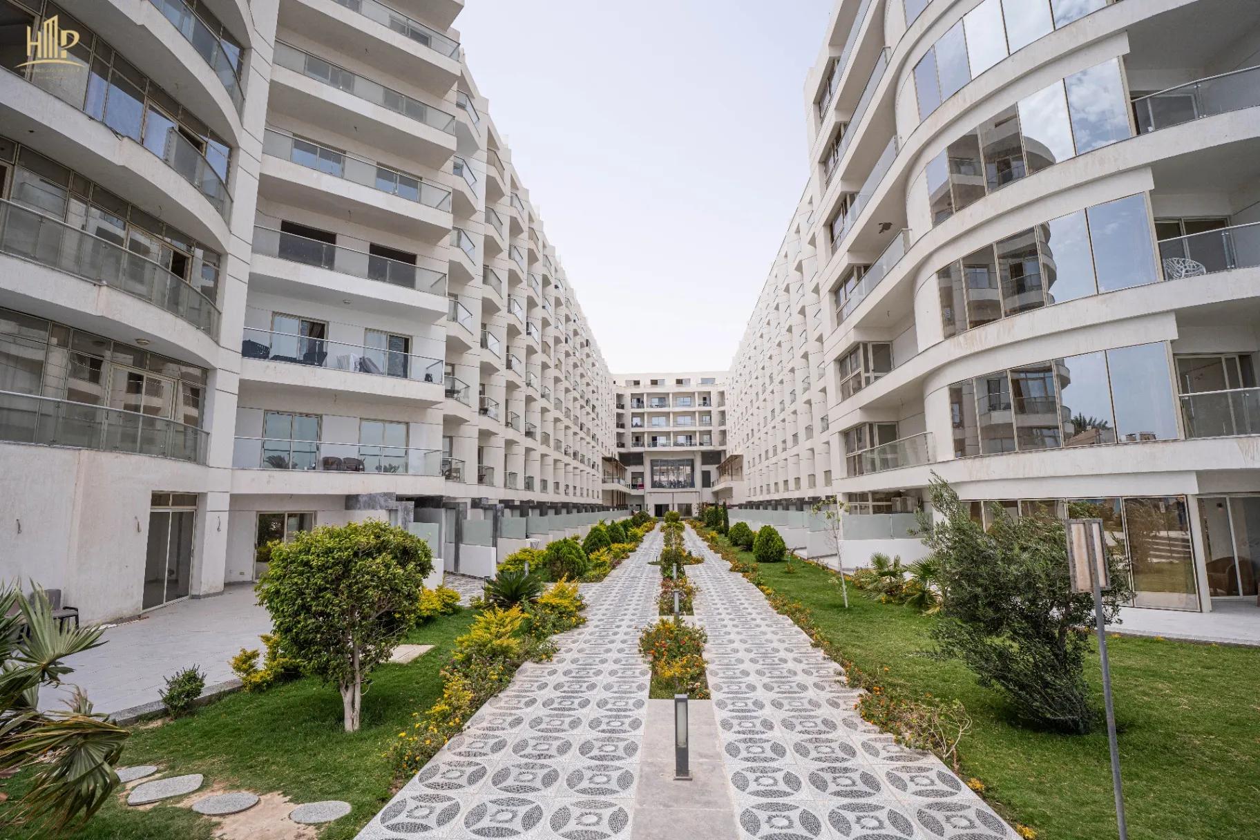 شقة 100م بغرفة وصالة بإطلالة مباشرة على البحر في منتجع فاخر