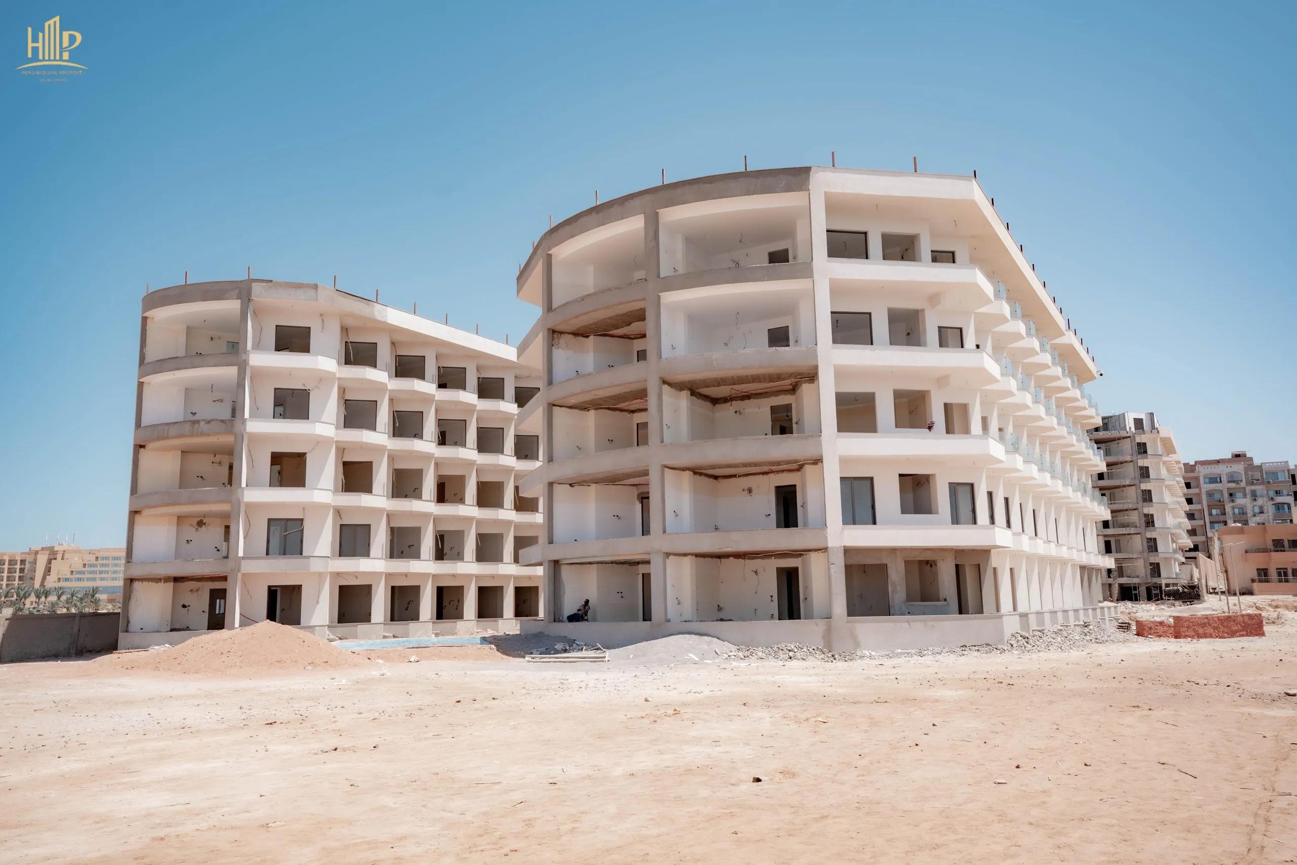 شقة 112م² غرفتين وصالة بإطلالة مباشرة على البحر الأحمر