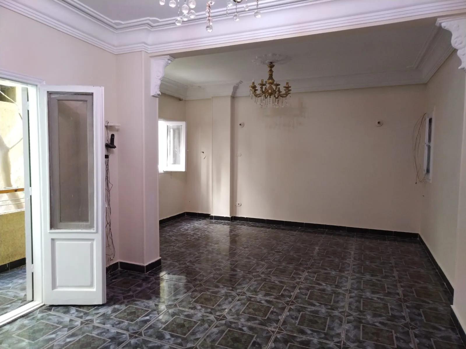 شقة للبيع 3 غرف و2 حمام ورسيبشن ومطبخ الدور الاول