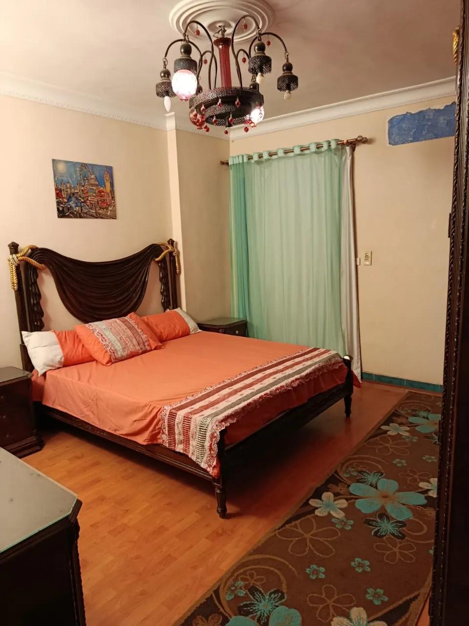 شقه للبيع بالاثاث علي شارع فيصل الرئيسي