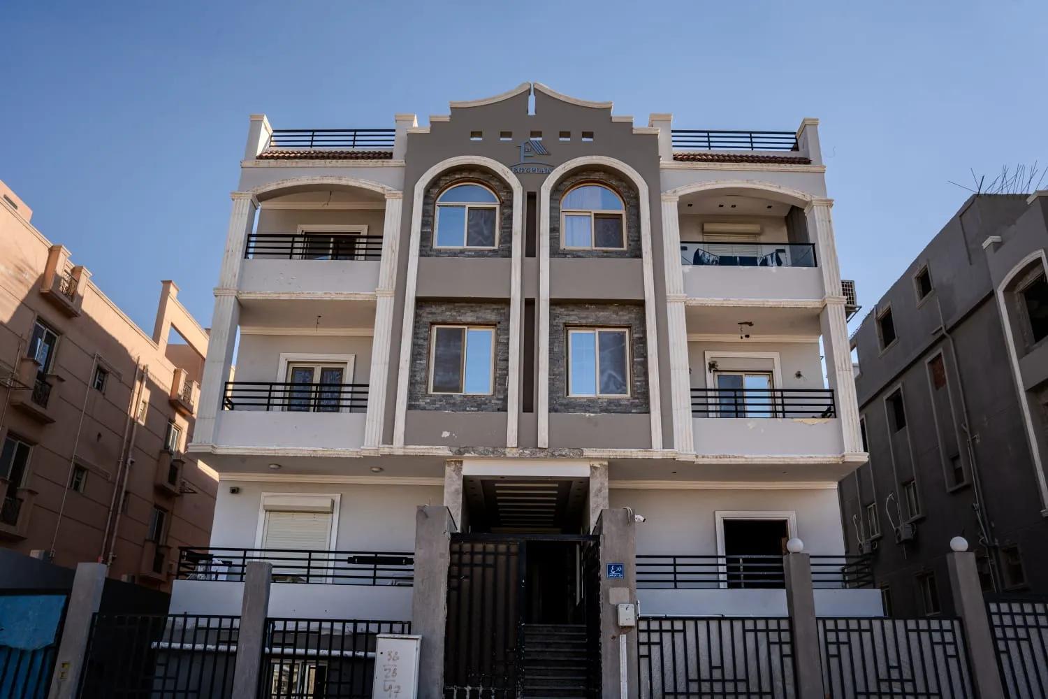 شقه للبيع من مالك 175 متر بجوار هايبر وان الشيخ زايد