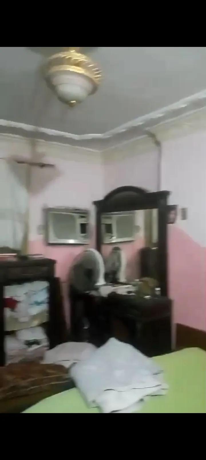 شقه للبيع في شارع خالد مكى خلف كوافير عادل المصرى العشرين فيصل