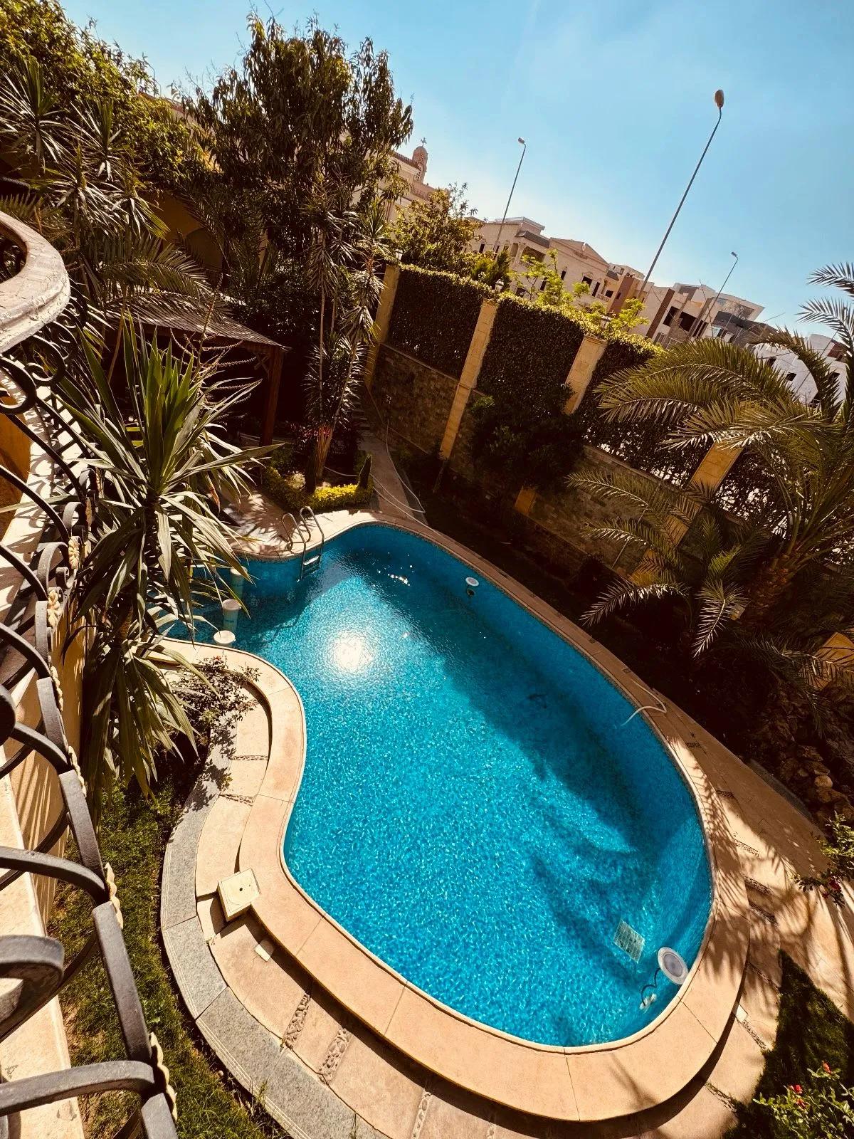 فيلا مستقله للايجار اليومي خمس غرف ماستر بالشيخ زايد