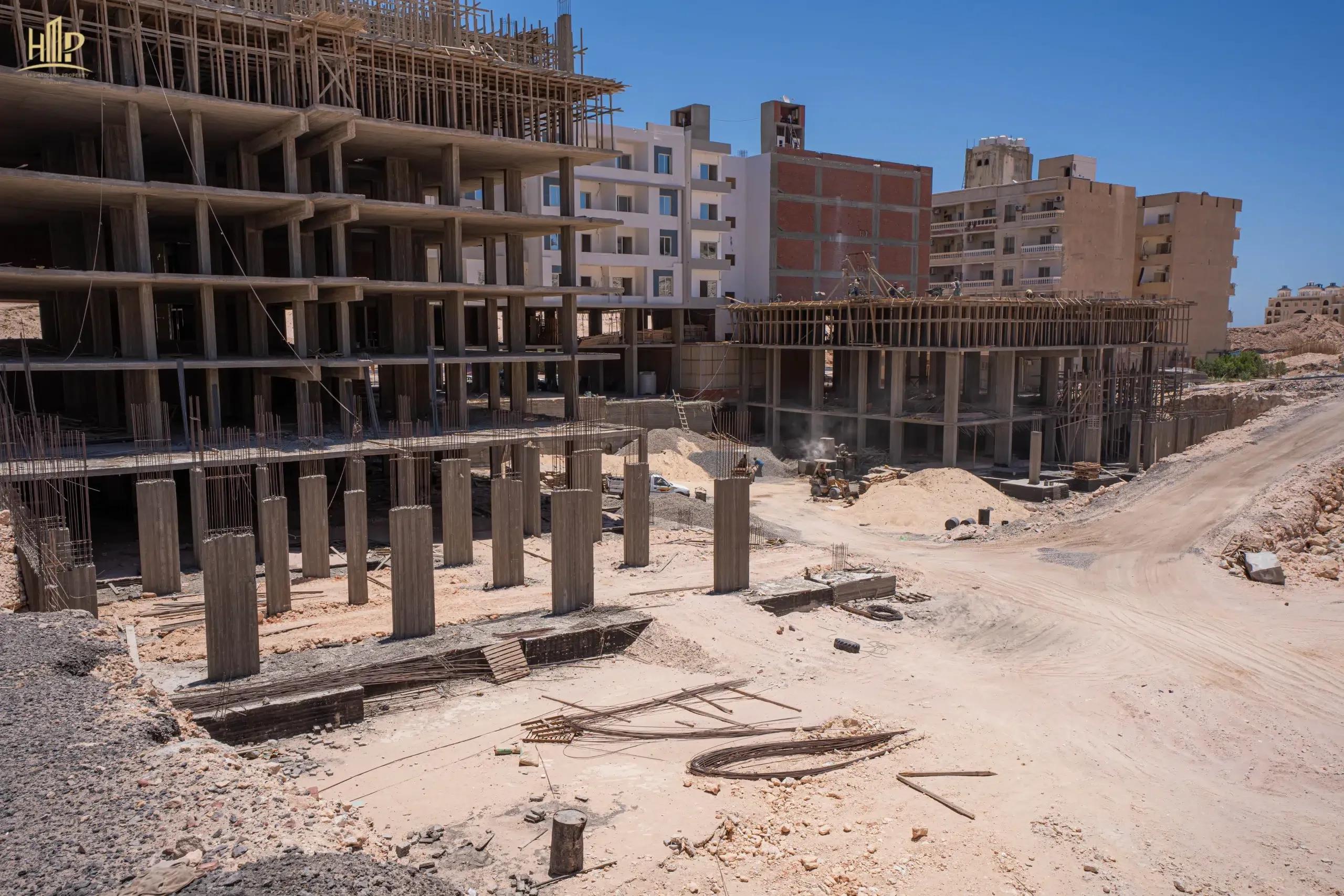 شقة غرفتين نوم 112م² الدور الأول إطلالة على الشارع الرئيسي