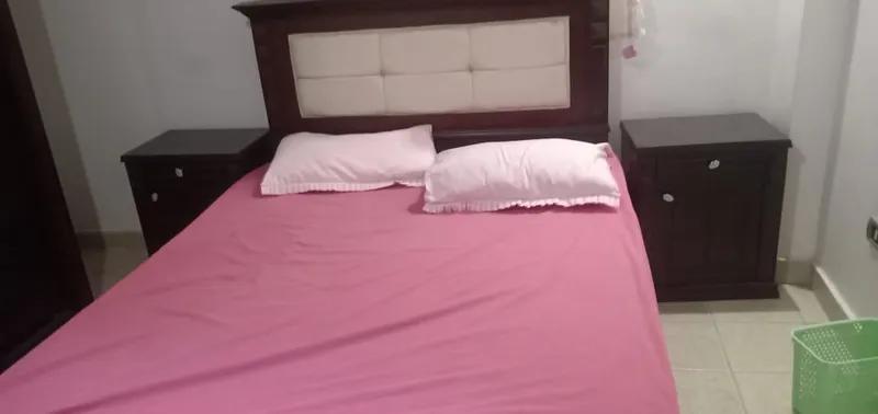 غرفة نوم كاملة بحالة جيدة لونها بني ضهر السرير جلد