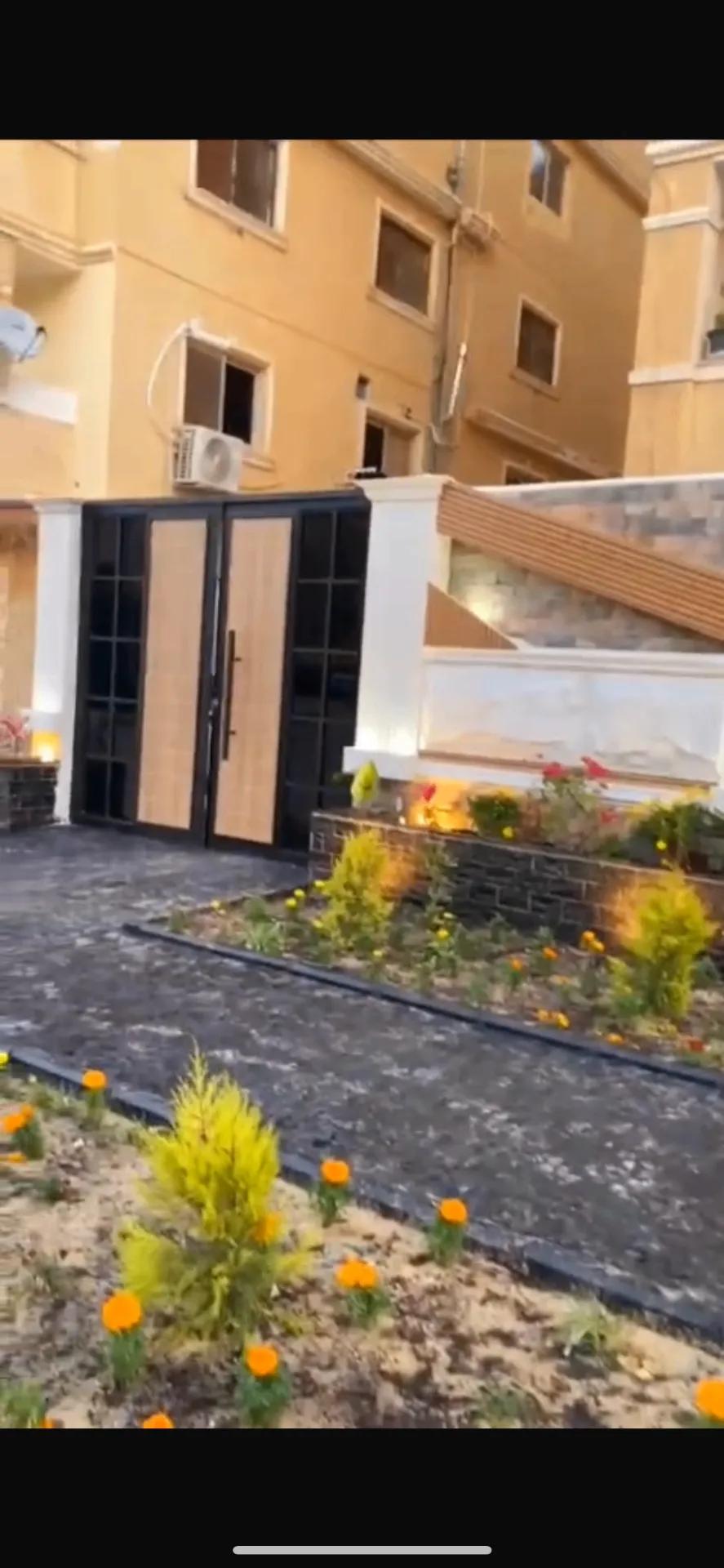 أرضي بحديقة 150م ومدخل خاص في طيبة جاردن + شلالين وبرجولتين