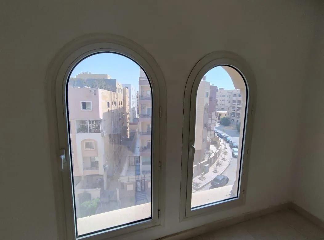 معايا شقة للبيع بالتجمع الخامس بجوار مول اجورا