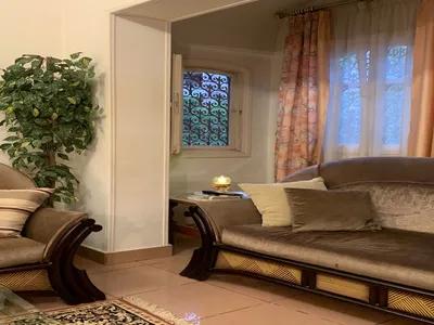 شقة للايجار في شيراتون خلف النساجون | مفروشة ومكيفة الدور الارضي مرتفع في شيراتون, القاهرة - 25,000 جنيه