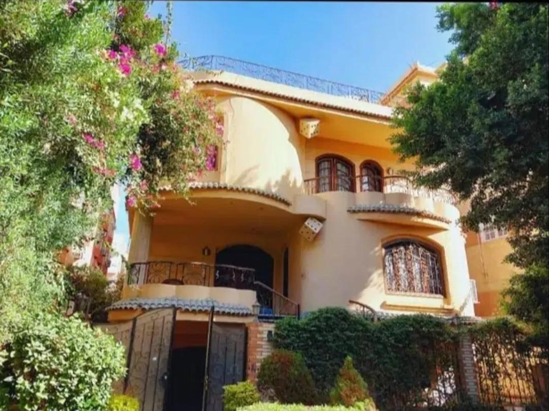 فيلا مستقله مميزه للبيع في ٦اكتوبر الحي الاول بجوار جامعه ٦اكتوبر