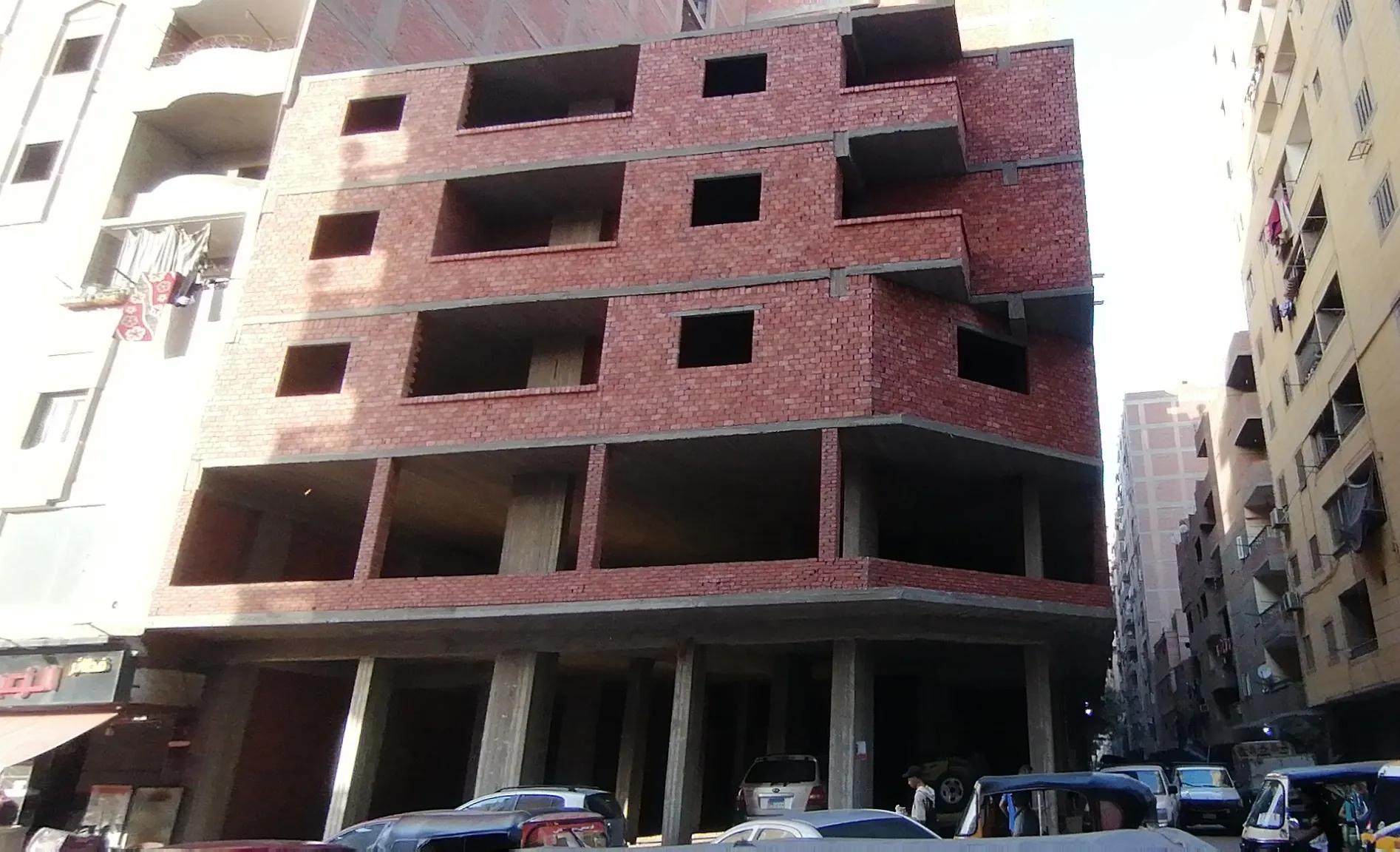 شقق ومحلات للبيع ويوجد بدرون