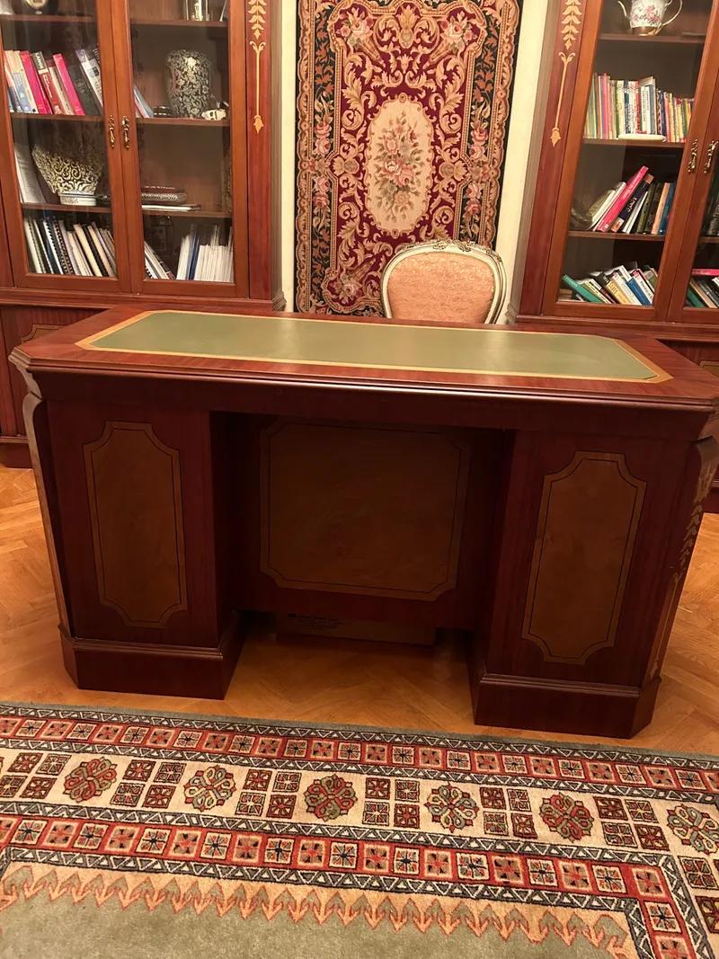 مكتب خشب زان بالمركتريه وجلد طبيعي في مدينة الشروق, القاهرة - 12,000 EGP