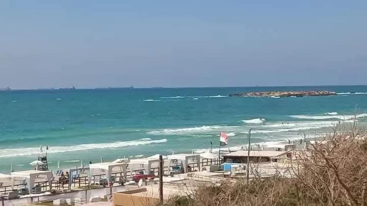 شقة مفروشة للايجار على البحر مباشره في العجمي