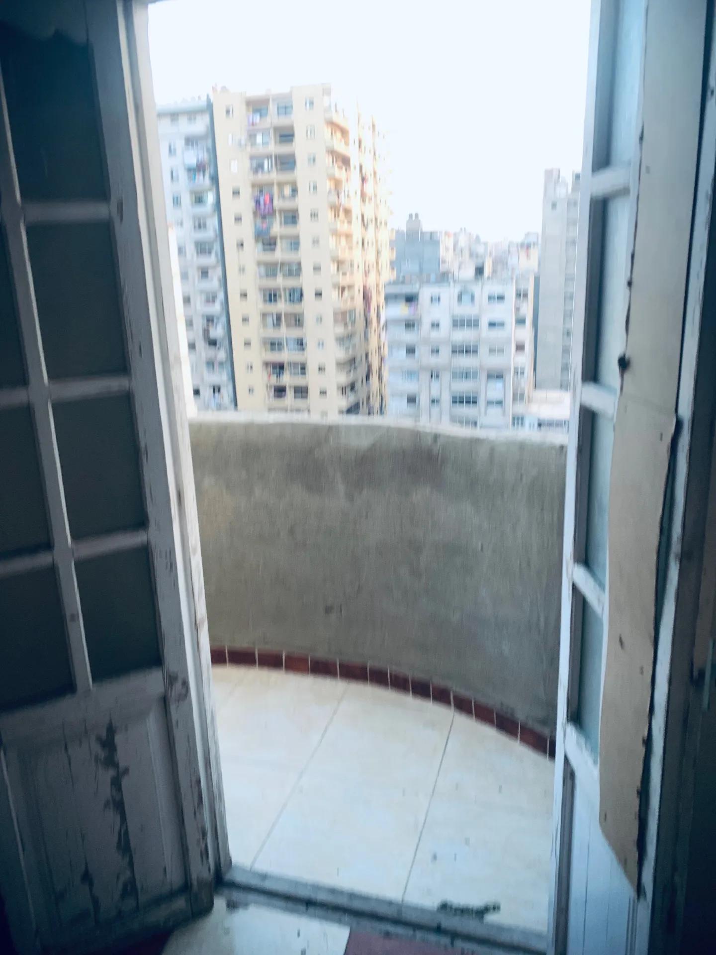 شقة للبيع في باكوس سينما ليلي بجوار معد الجزار غرفتين و صالة صغيرة