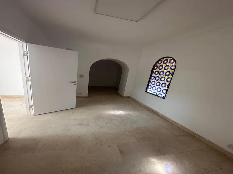 مكتب للايجار في شيراتون 200 متر دور ارضي بمدخل خاص | في مربع الوزراء