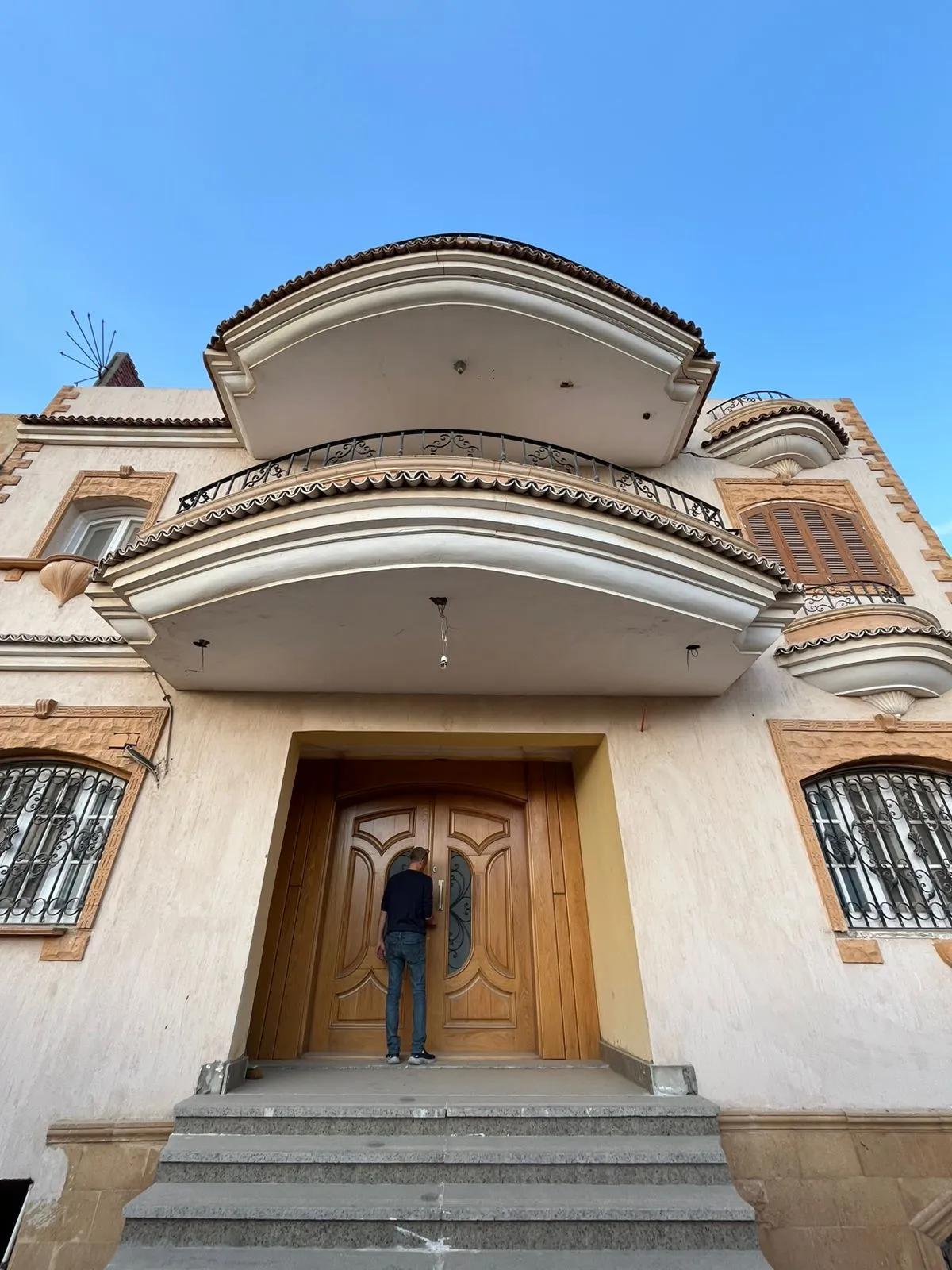 فيلا فاخرة موقع متميز بحمام سباحة وجاكوزي خاص