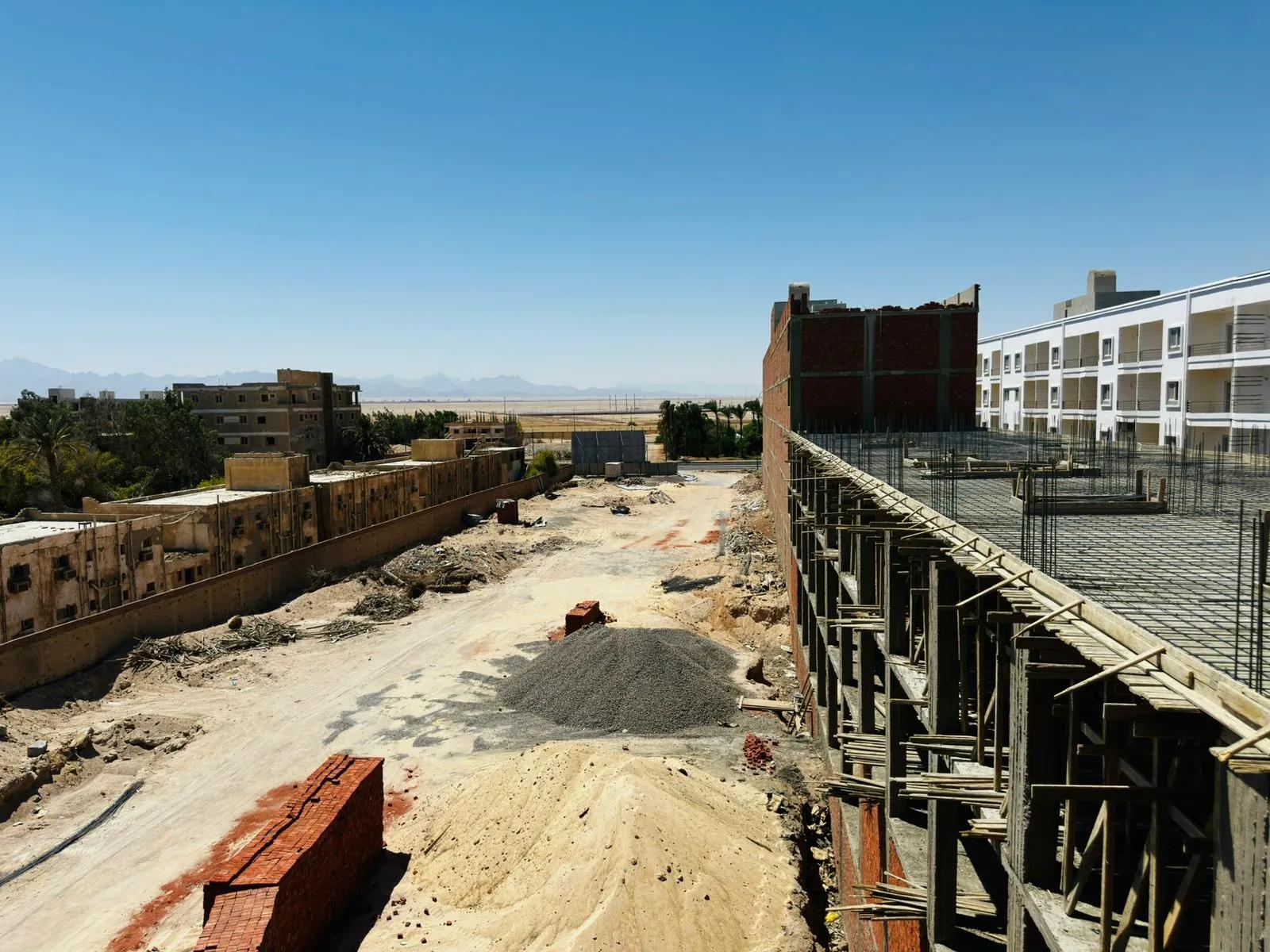 شقة بتصميم عصري في كمبوند راقٍ بإطلالة لا تقاوم على المسبح