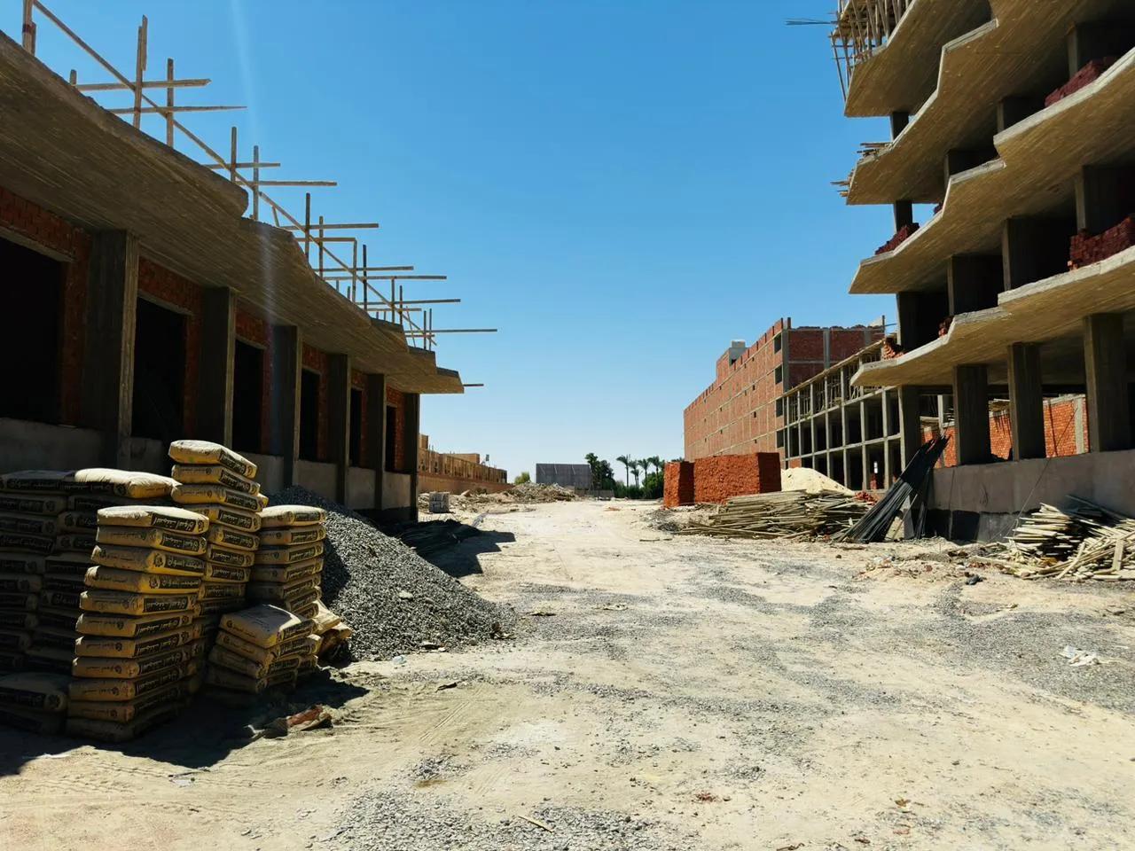 شقتك بإطلالة على البسين في قلب الغردقة