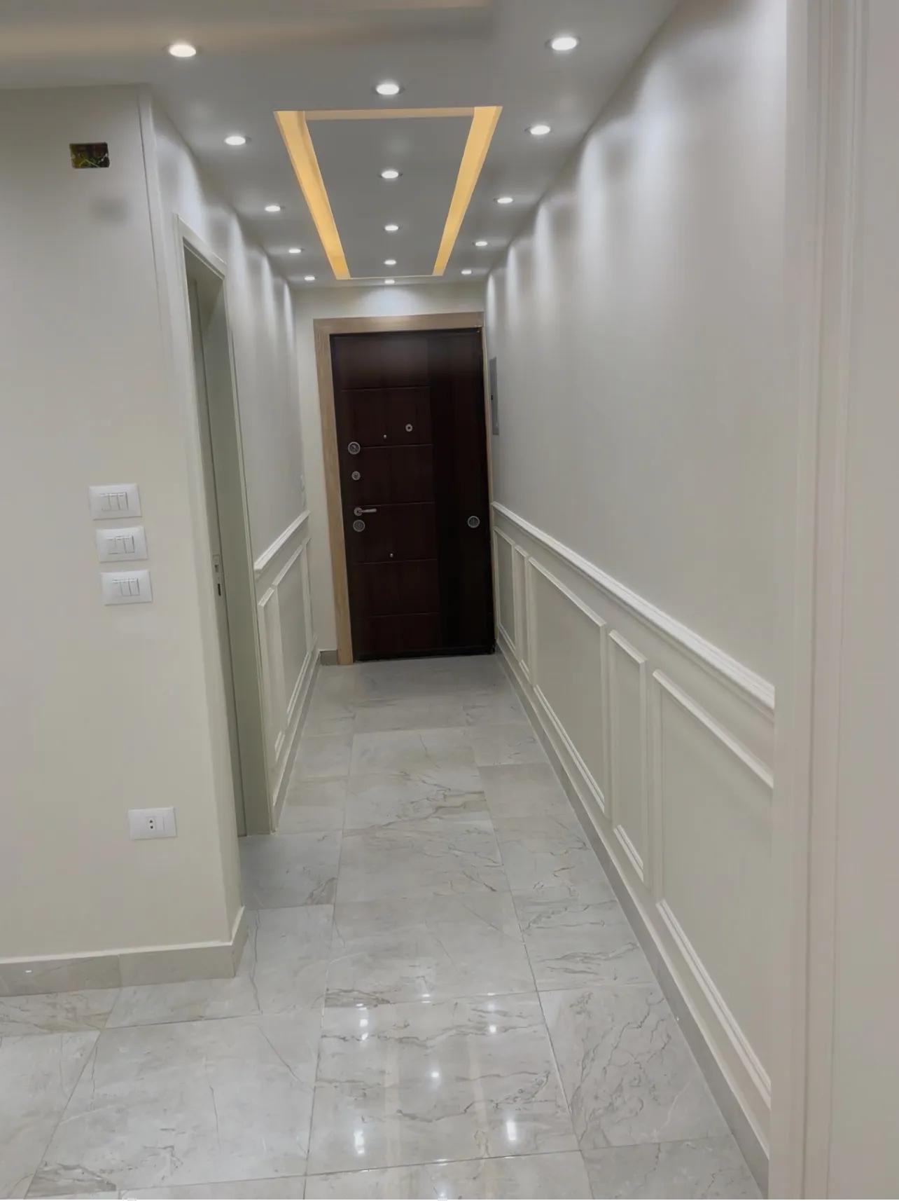 شقة تطل علي الاهرامات علي شارع المنصورية الرئيسي بين الهرم وفيصل