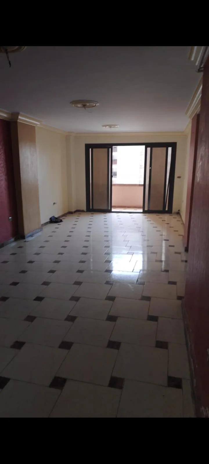 شقة للبيع بموقع متميز قريبة للبحر ولشارع خالد بن الوليد وسنترال ميامى