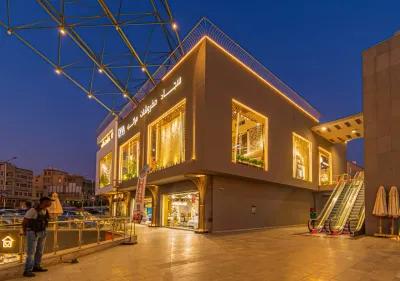 للبيع محل تجاري بواجهه علي البلازا في قلب القاهره الجديده