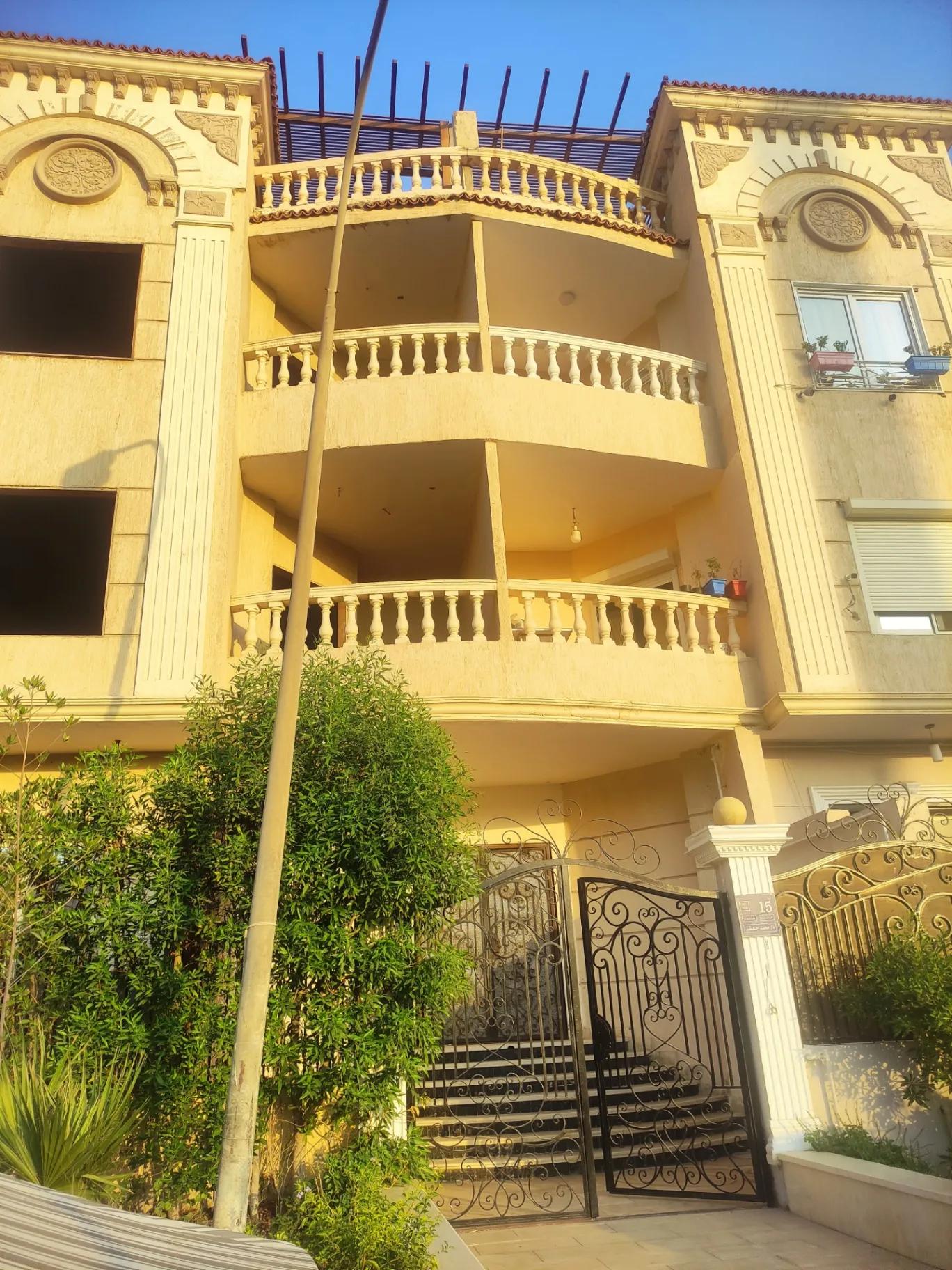 شقه للبيع في مدينه العبور الحي الخامس