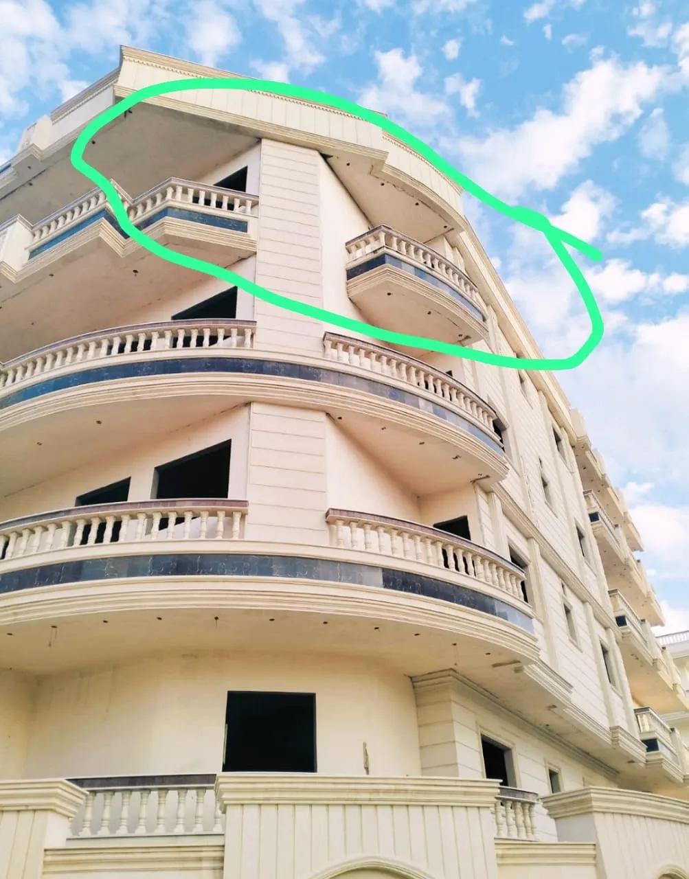 للبيع شقه ع البحر