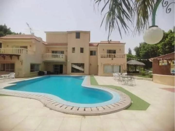 فيلا روعة للبيع بها فيلا أخرى بالريف الاوروبى