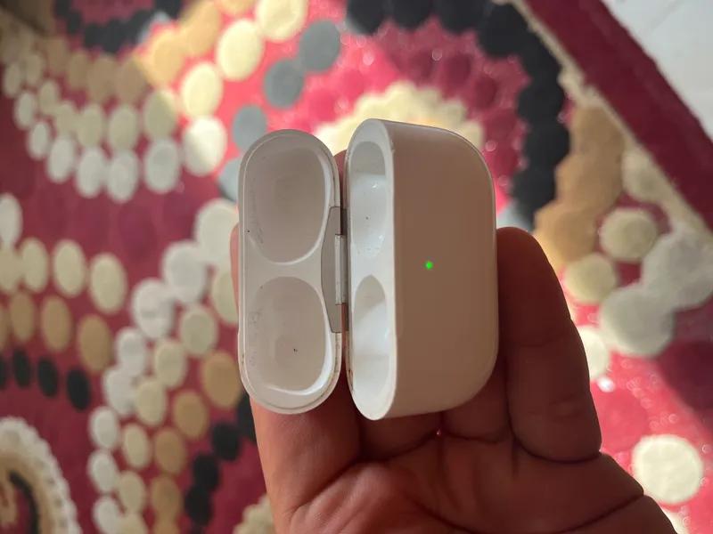 شاحن سماعات برو ٢ ايفون الاصلية في سموحة, الإسكندرية - 1,000 EGP