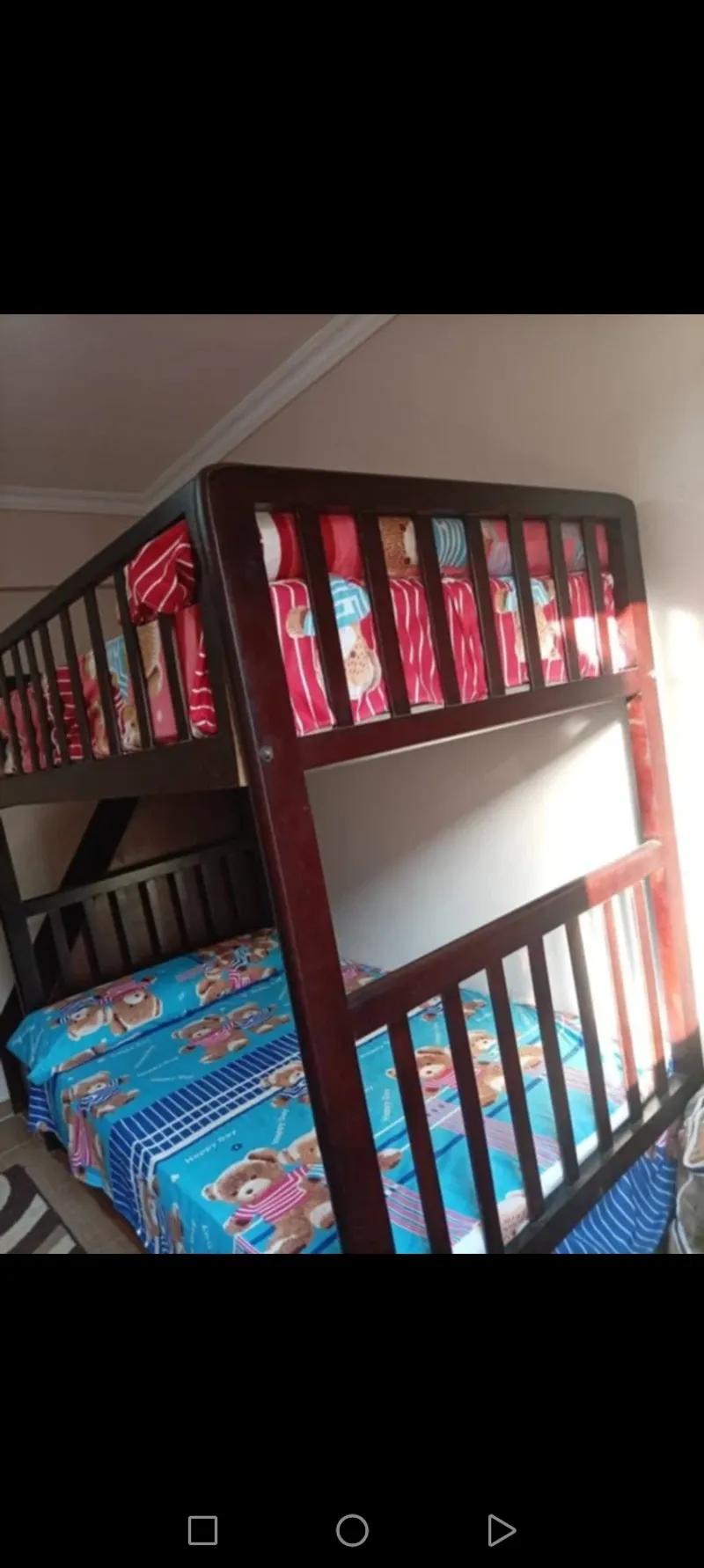 سرير أطفال عموله بدورين حجمه ١٢٠ سم خشب زان أحمر في 6 أكتوبر, الجيزة - 17,000 EGP