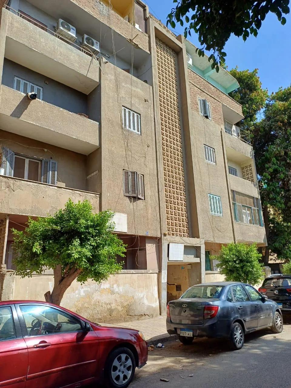 عمارة متميزة بالمهندسين مقابلة لنادى البنك الاهلى